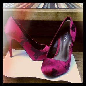 Bran New! Le Château Rose Pattern Heals 🌹